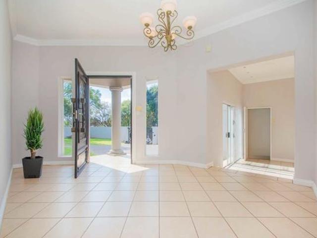6 Bedroom House in Noordheuwel
