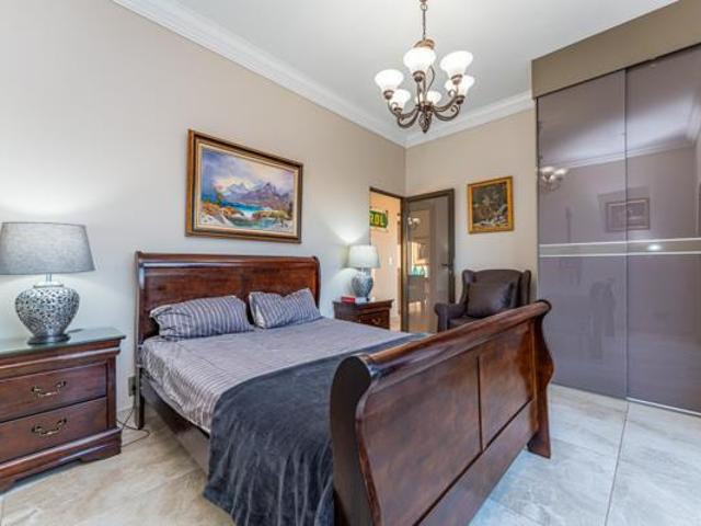 6 Bedroom House in Noordheuwel