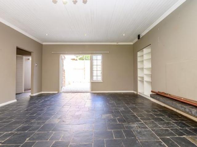 6 Bedroom House in Newton Park