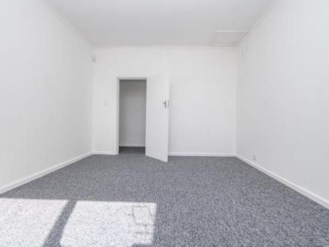 6 Bedroom House in Newton Park