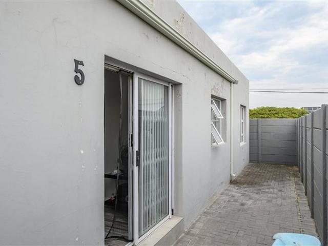 6 Bedroom House in Newton Park