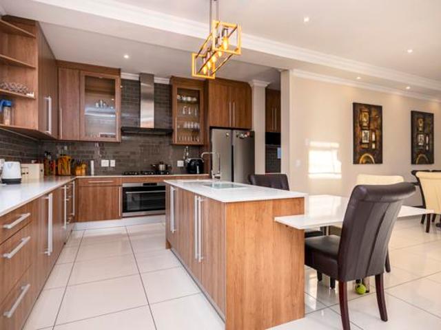 6 Bedroom House in Sandown