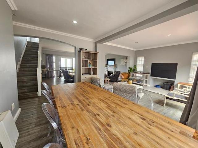 6 Bedroom House in Sandbaai