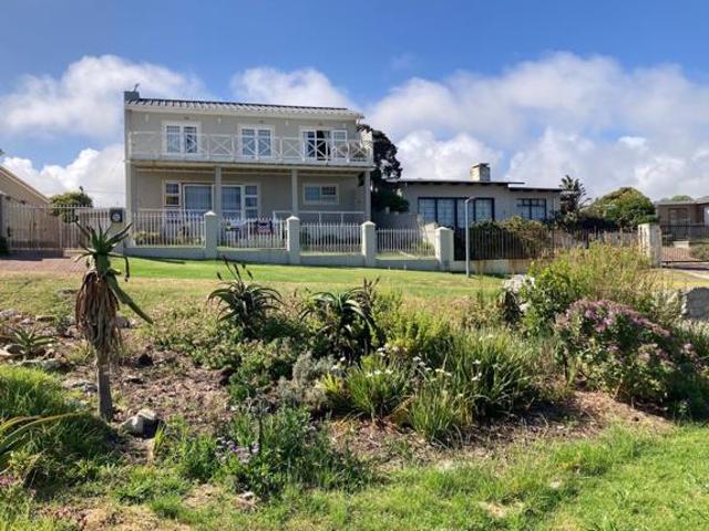 6 Bedroom House in Sandbaai