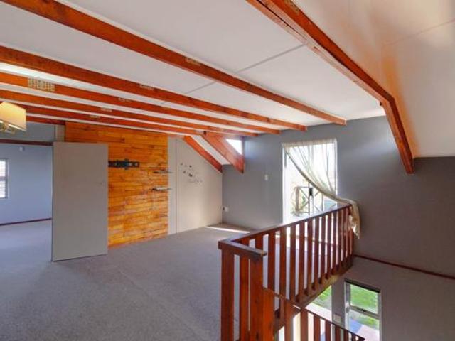 6 Bedroom House in Sandbaai