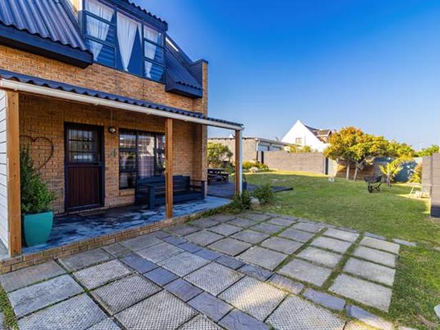 6 Bedroom House in Sandbaai