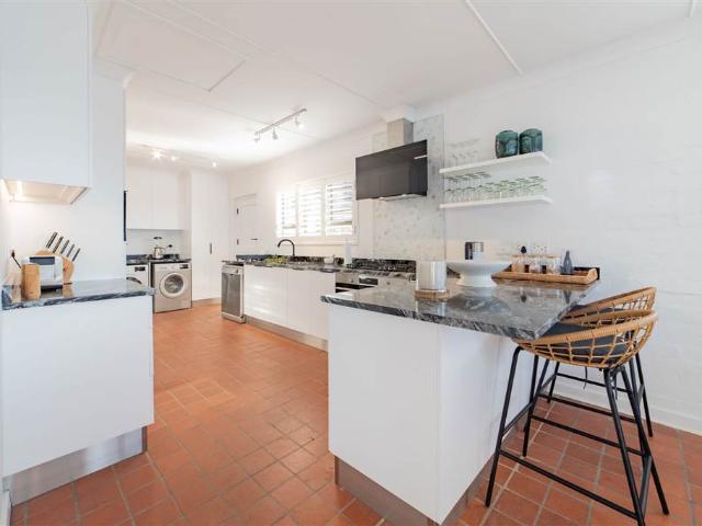 6 Bedroom House in Sheffield Beach