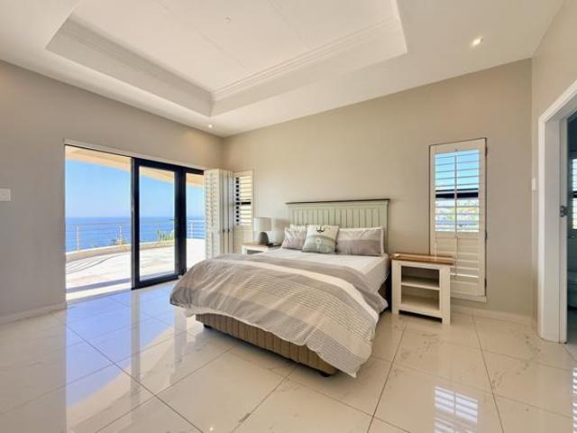 6 Bedroom House in Sheffield Beach