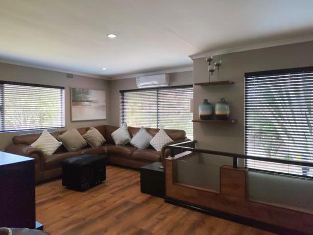 6 Bedroom House in Sheffield Beach