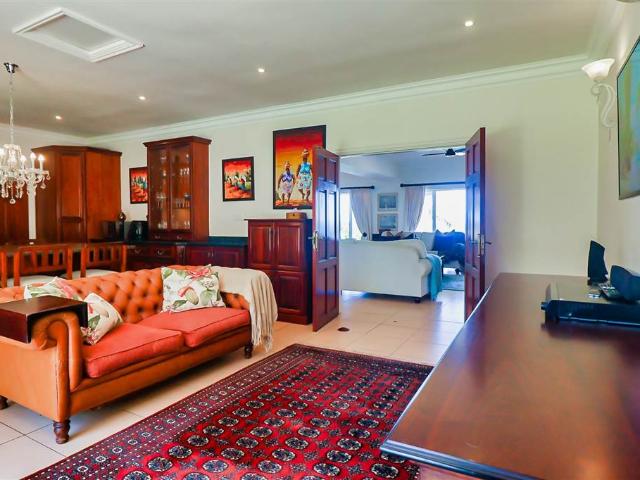 6 Bedroom House in Sheffield Beach