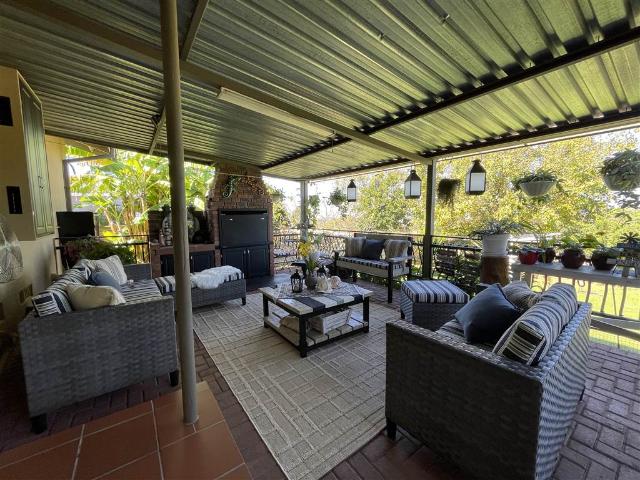 6 Bedroom House in Signal Hill