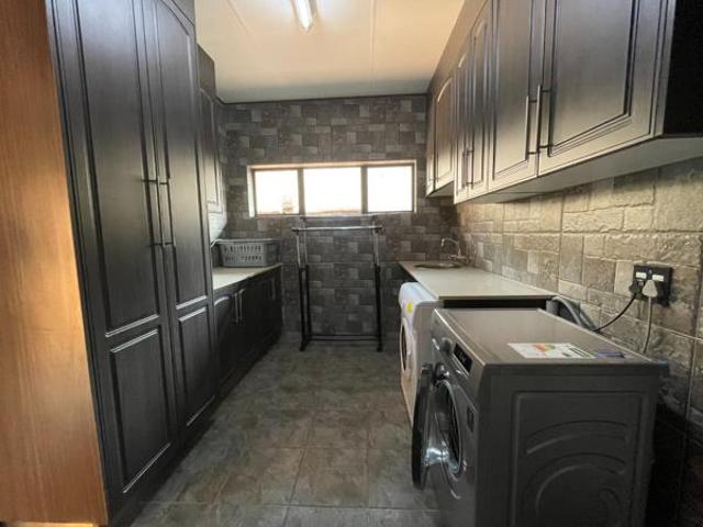 6 Bedroom House in Sterpark