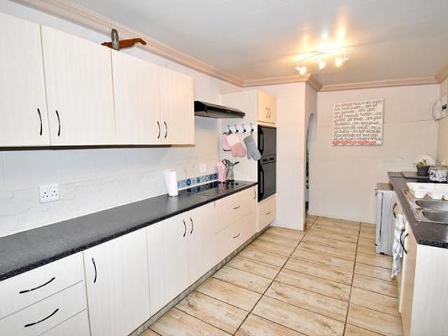 6 Bedroom House in Struisbaai