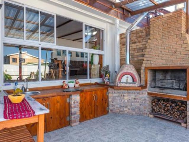 6 Bedroom House in Struisbaai