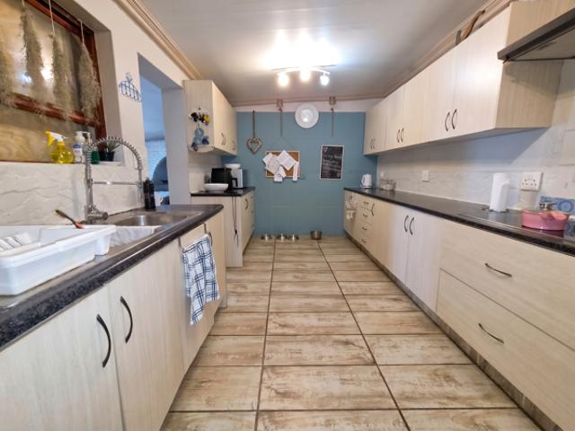 6 Bedroom House in Struisbaai