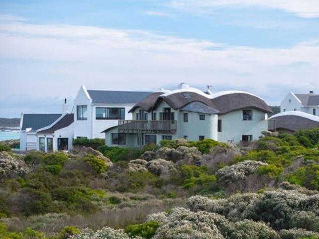 6 Bedroom House in Suiderstrand