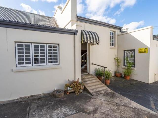 6 Bedroom House in Sunnyside