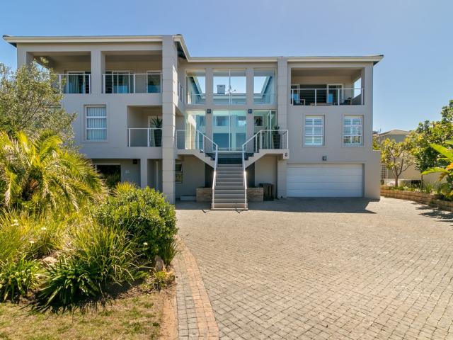 6 Bedroom House in Pezula Golf Estate
