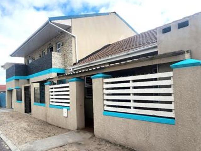 6 Bedroom House in Pelikan Park