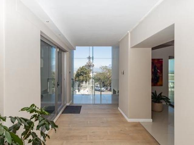 6 Bedroom House in Plattekloof