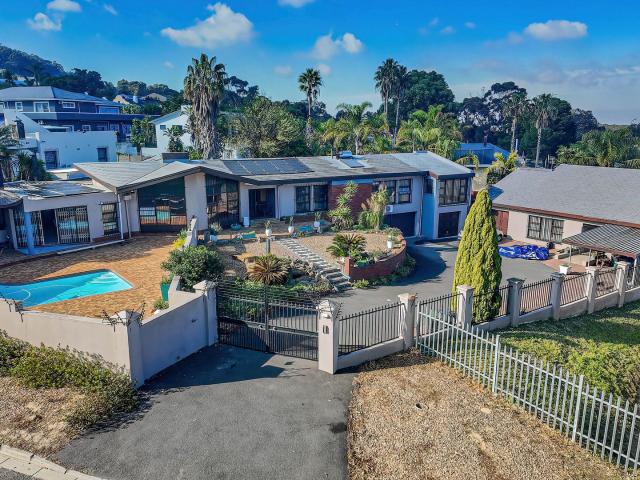 6 Bedroom House in Plattekloof