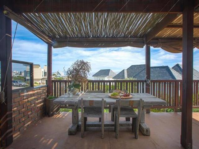 6 Bedroom House in Pringle Bay