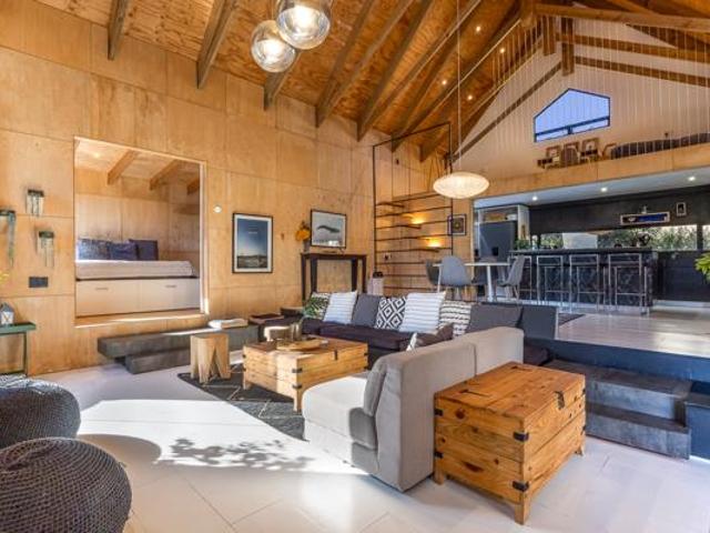 6 Bedroom House in Pringle Bay