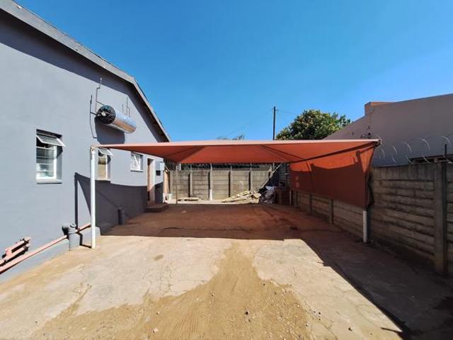 6 Bedroom House in Protea Park