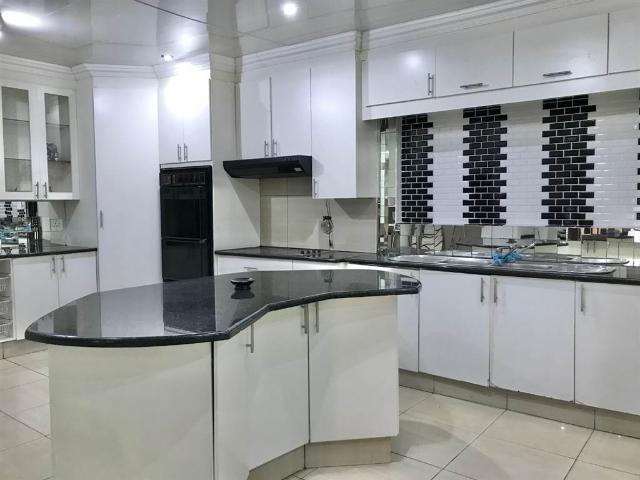 6 Bedroom House in Robertsham