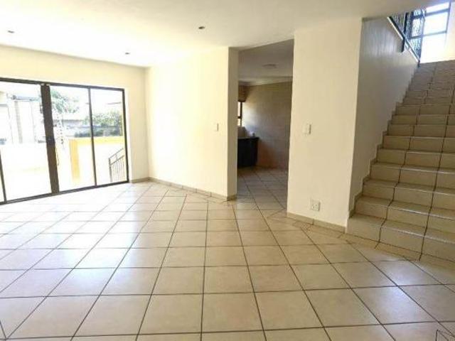 6 Bedroom House in Rooihuiskraal