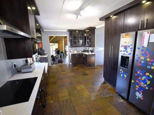 6 Bedroom House in Rooihuiskraal North