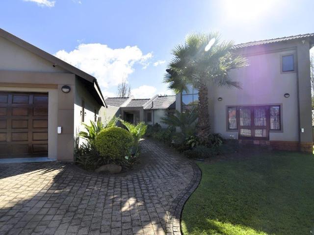 6 Bedroom House in Rooihuiskraal North
