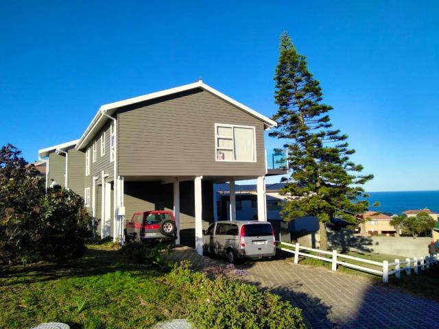 6 Bedroom House in Reebok