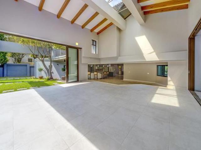 6 Bedroom House in Woodhill