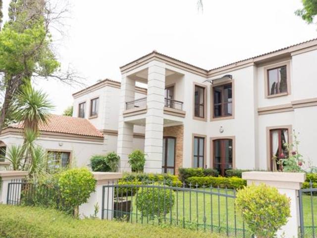 6 Bedroom House in Woodhill