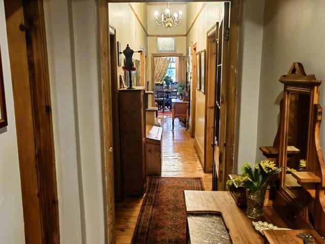 6 Bedroom House in West Bank