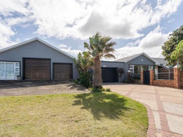 6 Bedroom House in West Beach
