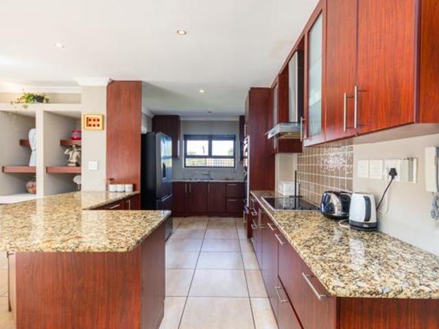 6 Bedroom House in West Beach