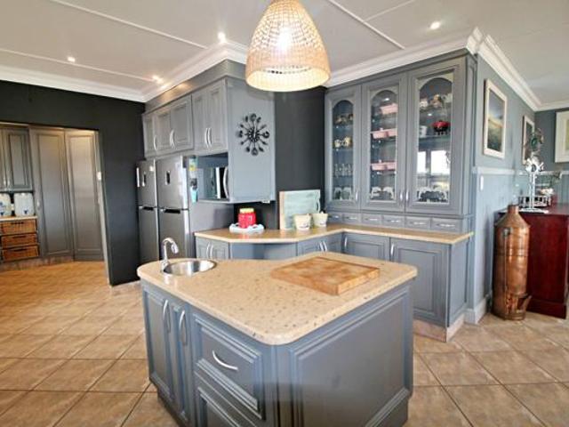 6 Bedroom House in West Beach