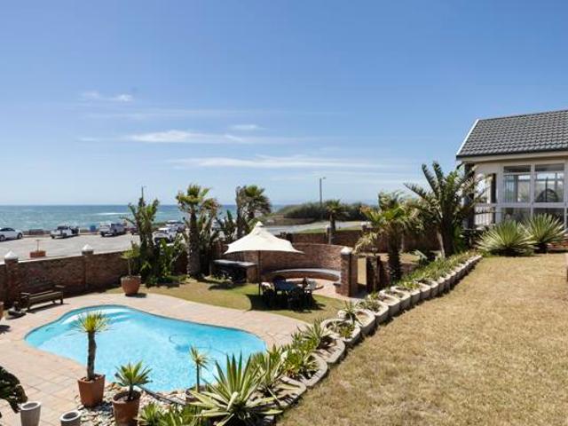 6 Bedroom House in West Beach
