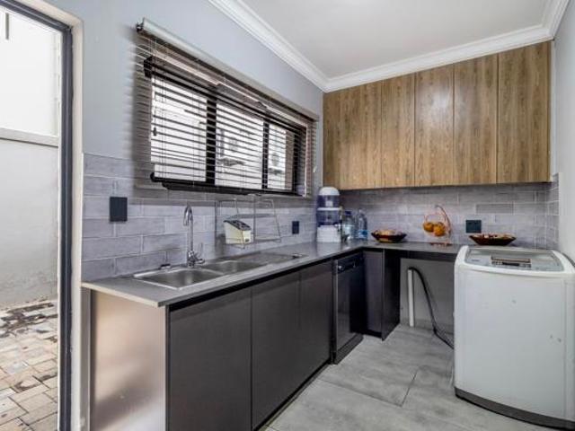 6 Bedroom House in Westlake Estate