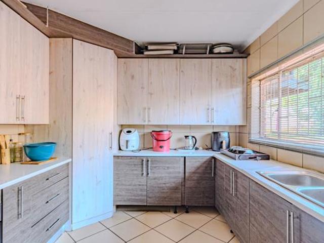 6 Bedroom House in Wierda Park