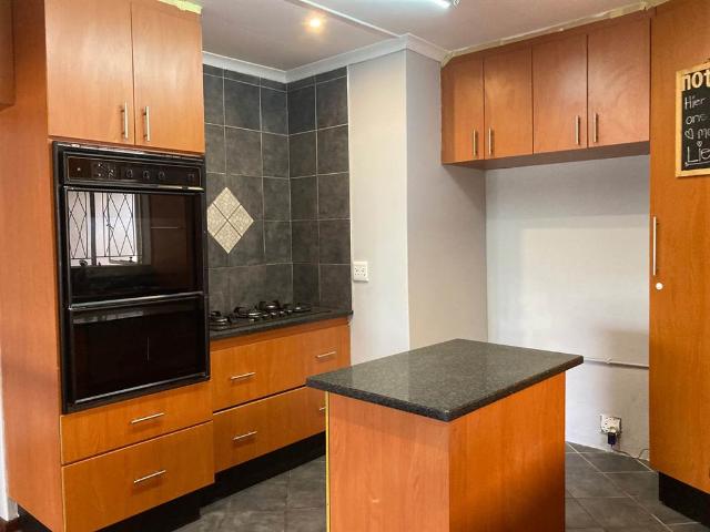 6 Bedroom House in Willow Park