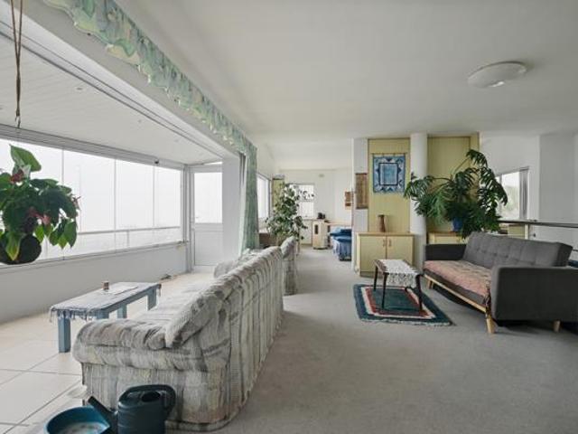 6 Bedroom House in Table View