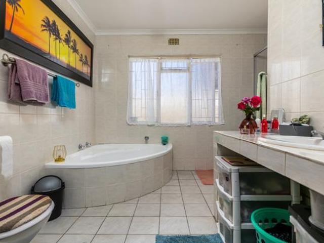 6 Bedroom House in Table View