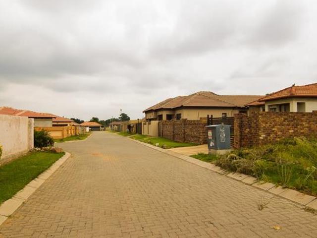 6 Bedroom House in Tasbet Park
