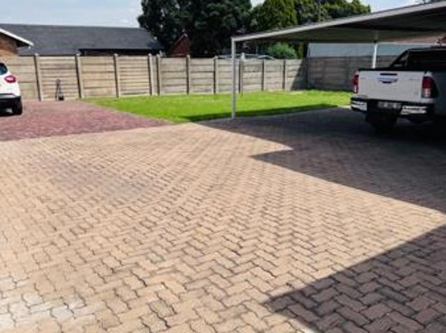 6 Bedroom House in Tasbet Park