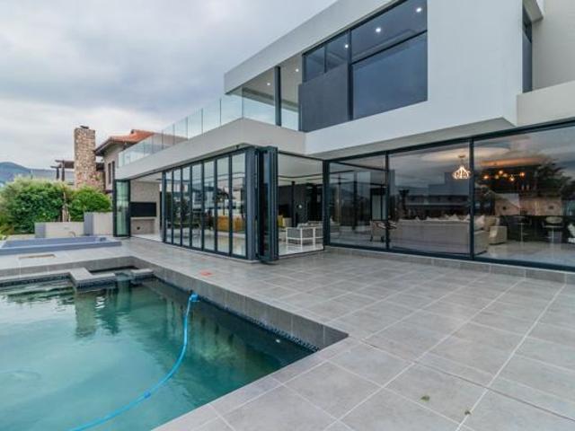 6 Bedroom House in The Island Estates