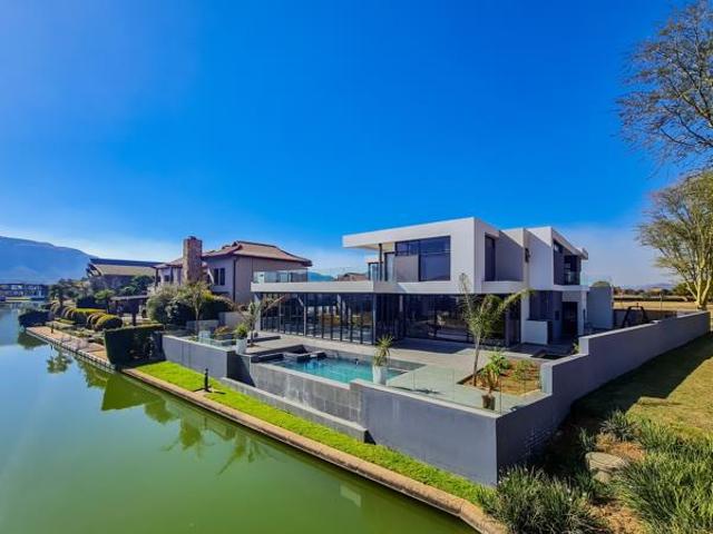 6 Bedroom House in The Islands Estate