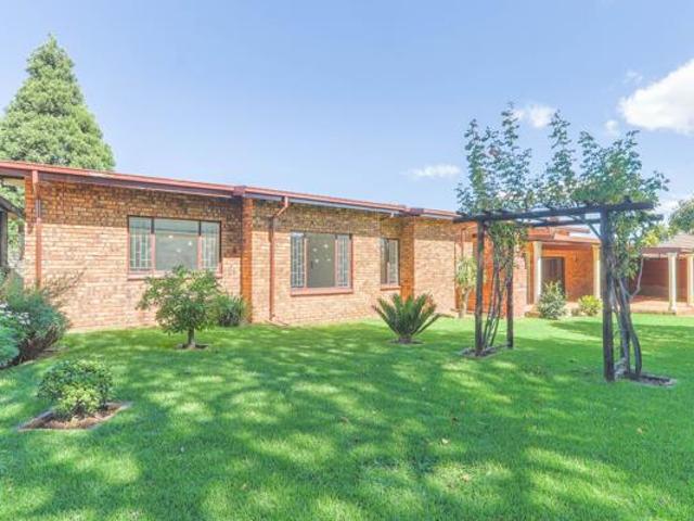 6 Bedroom House in The Reeds